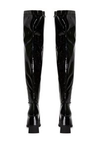 Botas de charol negras hasta la rodilla con un acabado brillante, tacones cuadrados y una cremallera en la parte posterior para facilitar su uso.