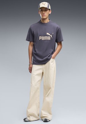 Puma, ESSENTIALS ELEVATED NO.1 RELAXED T-SHIRT - Camiseta estampada - inky depths