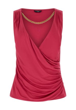 Różowy top bez rękawów w stylu kopertowym z marszczeniem po bokach oraz ozdobnym złotym łańcuszkiem przy głębokim dekolcie w kształcie litery V.