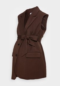 Gilet sur mesure sans manches marron foncé avec revers, boutons croisés, taille ceinturée nouée en nœud et poches avant à rabat.