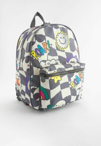 Sac à dos multicolore avec un motif en damier, présentant des graphiques ludiques et une poche zippée à l'avant. Fabriqué en tissu durable.