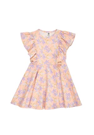 Różowa sukienka dziecięca z fioletowo-żółtym kwiatowym wzorem, krótkimi falbankowymi rękawami i rozkloszowanym dołem.