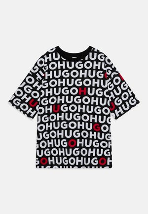 Czarna bawełniana koszulka z krótkim rękawem, z powtarzającym się wzorem słowa "HUGO" w białym i czerwonym kolorze. Model z okrągłym dekoltem.
