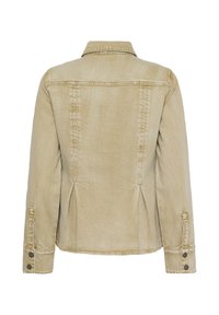 Beige Jeansjacke mit geknöpften Manschetten, Rückenpasse und plissierten Details in Taillennähe, von hinten vor weißem Hintergrund gezeigt.