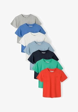 Sept t-shirts unis à manches courtes et col rond, en gris, bleu, blanc, bleu clair, marine, vert et rouge, disposés verticalement.