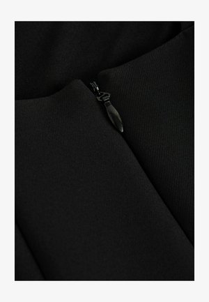 Schwarzer Stoff mit glatter Textur, ausgestattet mit einem Reißverschluss mit metallischem Zug, und geschlossenen, glatten Bereichen, die ein minimalistisches Design betonen.