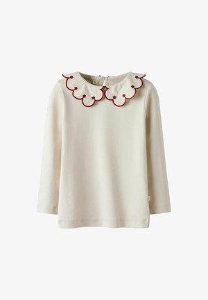 Blusa de manga larga beige con un cuello burdeos con volantes. Tiene una cremallera en la parte trasera y está hecha de una tela suave. Sin patrones ni adornos adicionales.