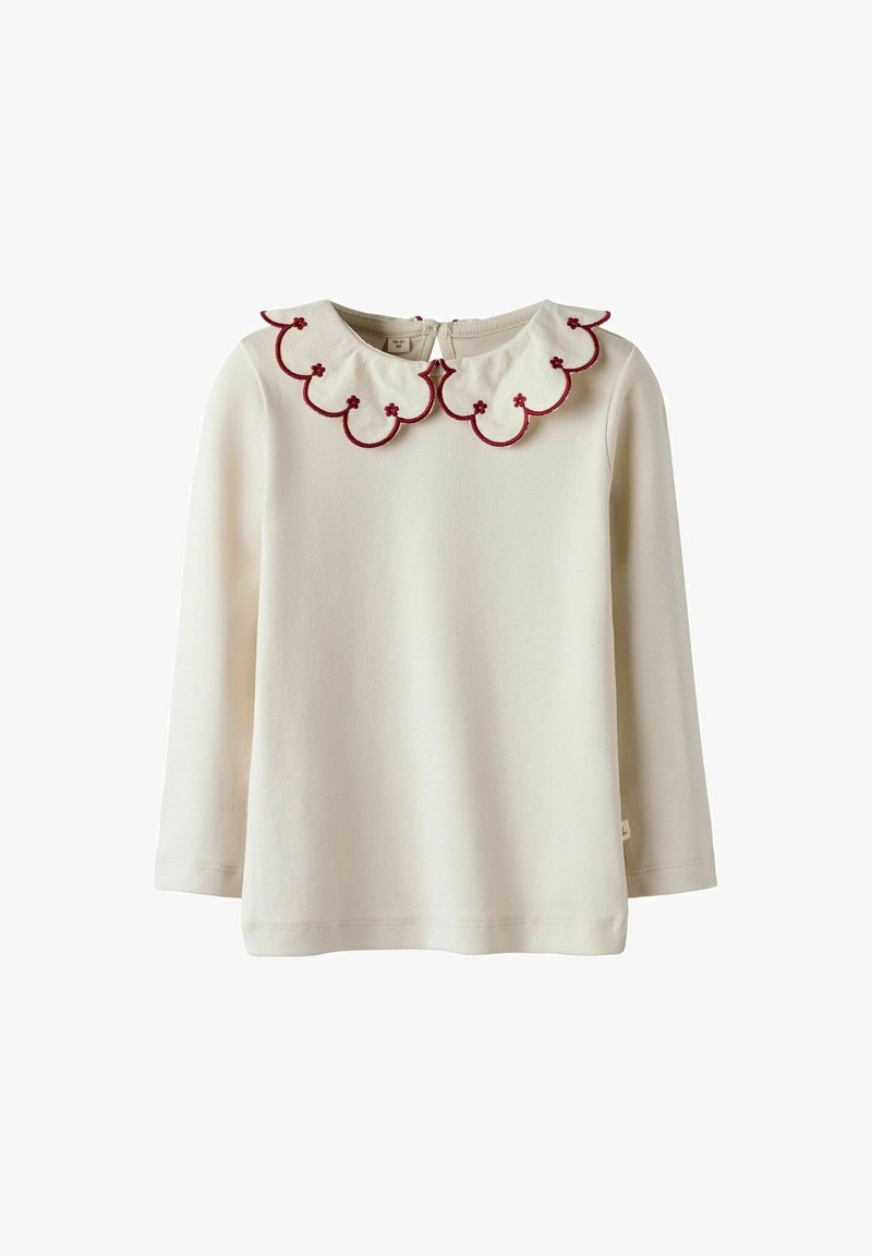 Blusa de manga larga beige con un cuello burdeos con volantes. Tiene una cremallera en la parte trasera y está hecha de una tela suave. Sin patrones ni adornos adicionales.