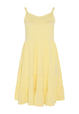 Vestido midi amarillo sin mangas con cuerpo ajustado, detalle de costura en forma de V y falda fluida en capas sobre fondo blanco.