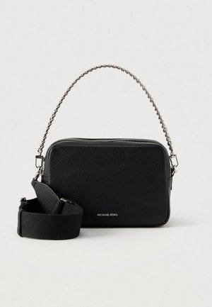 Sac d'épaule rectangulaire Michael Kors noir texturé avec poignée en chaîne argentée et bandoulière large noire amovible sur fond blanc.