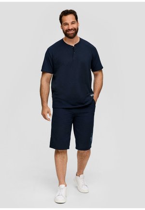 s.Oliver, MIT HENLEY AUSSCHNITT UND APPLIKATION - T-Shirt basic - navy