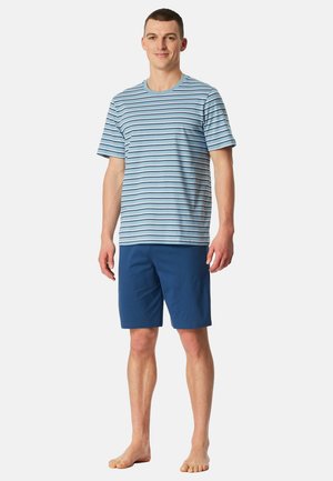 Gestreiftes blaues T-Shirt mit kurzen Ärmeln und dunkelblauen Shorts. Das T-Shirt hat hellblaue und marineblaue horizontale Streifen. Weicher Stoff, lockere Passform.