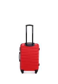 Maleta rígida roja con surcos verticales, mango retráctil negro, cuatro ruedas y asa lateral para un transporte fácil.