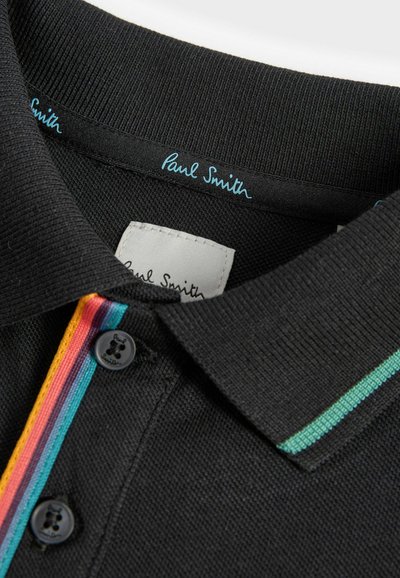 Mustikas värvi polo särk klassikalise kraega, mille esiosas on erksad triibud roosa, kollase ja teali värviga. Särk on varustatud mustade nupudega ja sildiga.
