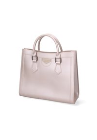 Sac à main en cuir rose clair avec deux poignées robustes et une plaque de marque décorative à l'avant, sur fond blanc.