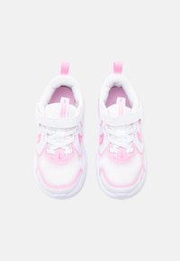Ζευγάρι λευκά και ροζ παιδικά αθλητικά παπούτσια Nike με ιμάντες Velcro και θηλιές τραβήγματος, φαίνονται από πάνω σε απλό φόντο.