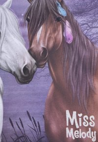 Cavallo marrone con criniera lunga e scura e accenti di piume, accanto a un cavallo bianco. Lo sfondo presenta un cielo viola e vegetazione, con il testo "Miss Melody."