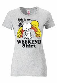 Grå bomulds t-shirt med et grafisk billede af Snoopy med en regnbue og sol, teksten siger "Dette er min... WEEKEND T-shirt" med fed sort skrift.