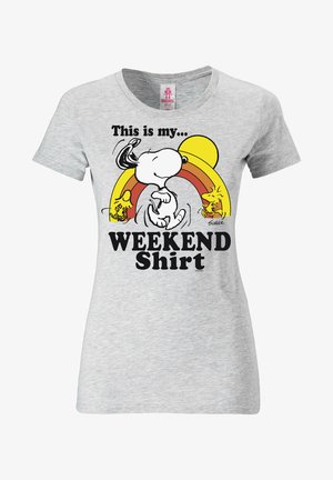 Graues Baumwoll-T-Shirt mit einer Grafik von Snoopy, einem Regenbogen und der Sonne. Der Text "Das ist mein... WOCHENEND-Shirt" steht in fetter schwarzer Schrift.