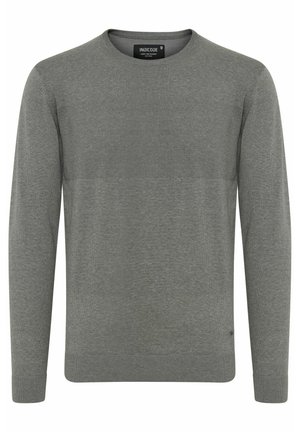 Maglione grigio in tessuto a maglia, con maniche lunghe, colletto rotondo e un motivo testurizzato sul petto e sulle spalle.