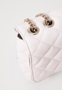 Guess CARLY XBODY FLAP - Skulderveske - stone