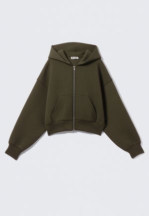 Dunkelgrüner Zip-Up-Hoodie mit Fronttaschen und gerippten Bündchen, flach liegend vor weißem Hintergrund dargestellt.