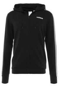 Sudadera con cremallera negra hecha de tejido suave, con un bolsillo frontal, logo blanco de Adidas en el pecho y franjas blancas en ambas mangas.