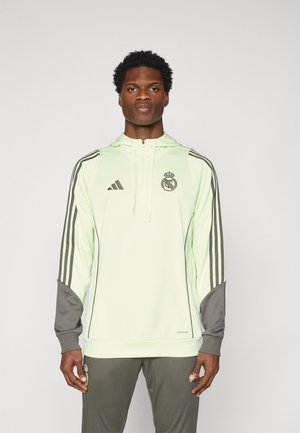 Hoodie de sport vert clair avec des accents gris, fermeture éclaire et logo brodé. Présente un design à trois bandes sur les manches et une capuche texturée.