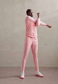 adidas Sportswear ESSENTIALS 3-STRIPES - Treniņtērps - semi pink spark/white