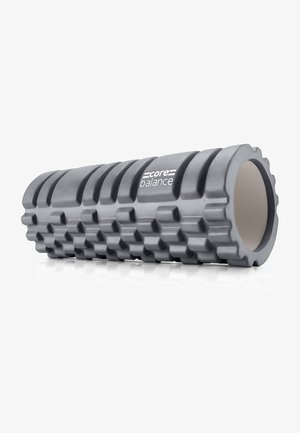 Rullo in schiuma grigia con superficie scanalata e centro cavo, caratterizzato da una texture liscia e con il logo "corebalance" stampato sul lato.