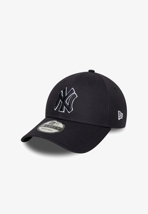 Fekete baseball sapka, amely szövetből készült, fehér hímzett "NY" logóval. Ívelt napellenzője van, és hátul állítható pánt található.
