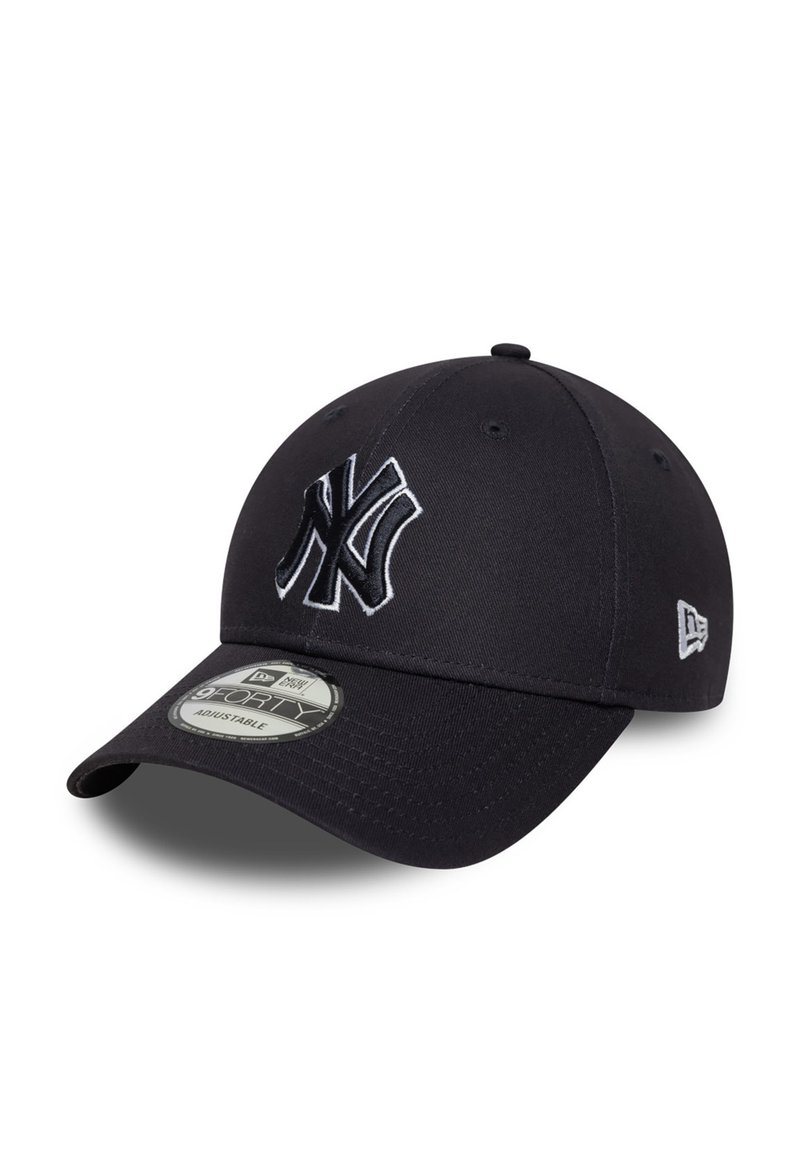 Sort baseball cap lavet af stof med et broderet "NY" logo i hvid. Den har en buet skygge og en justerbar rem bagpå.