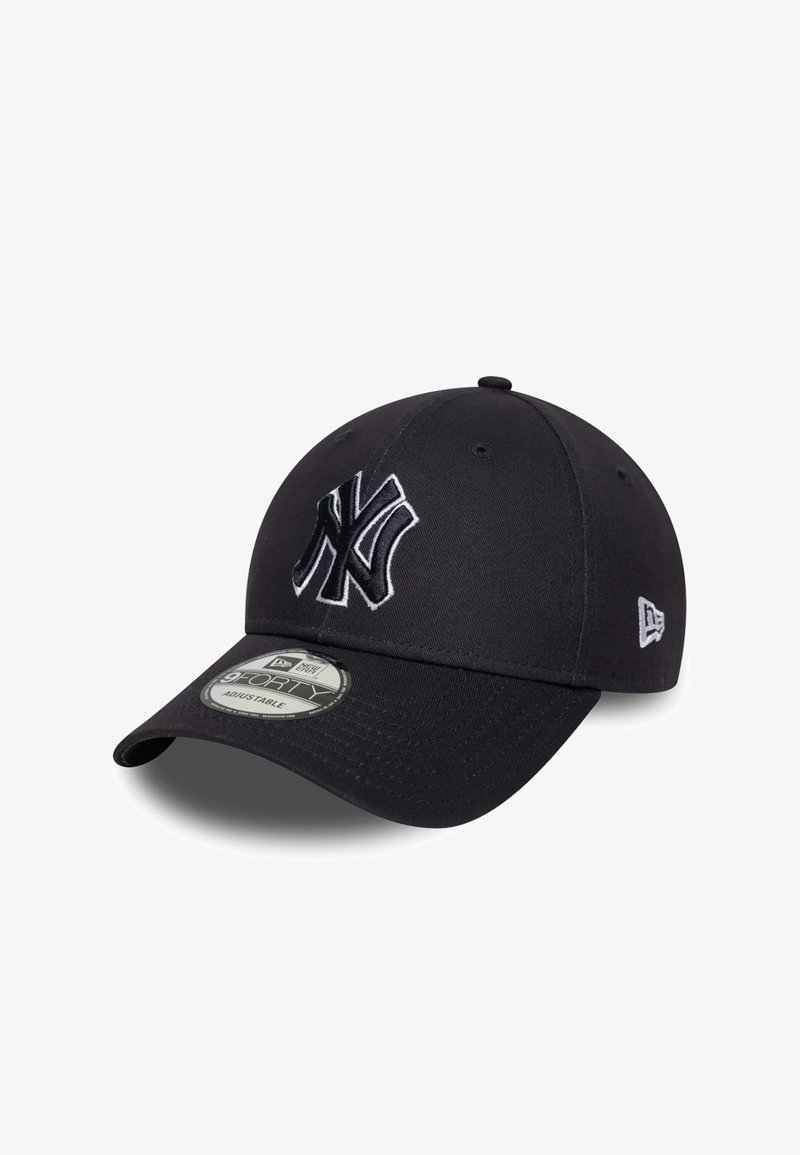 Fekete baseball sapka, amely szövetből készült, fehér hímzett "NY" logóval. Ívelt napellenzője van, és hátul állítható pánt található.