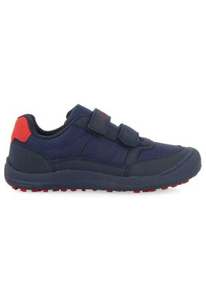 Zapatilla deportiva azul marino con detalles rojos, que cuenta con una parte superior de tela transpirable, dos correas de velcro y una suela de goma robusta con tracción.