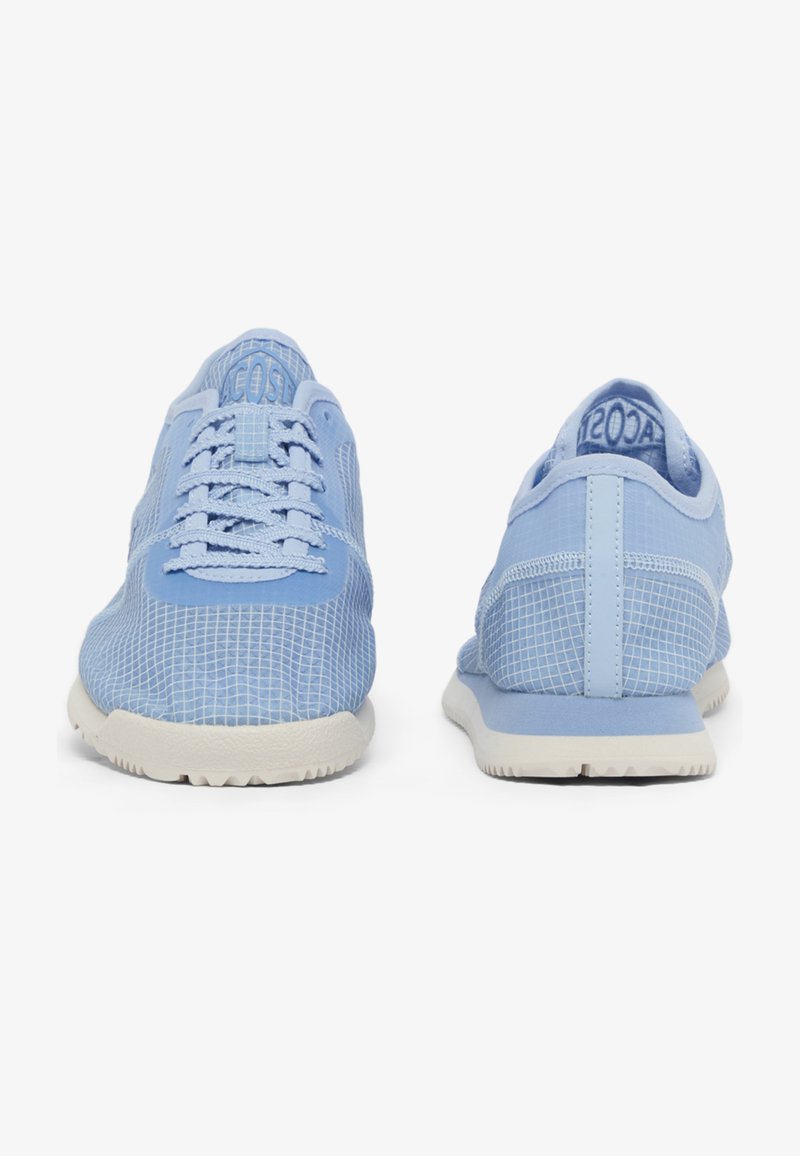 Hellblaue Laufschuhe aus Netzmaterial mit weißen Sohlen, Vorder- und Rückansicht auf weißem Hintergrund.