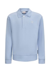 Pullover azzurro chiaro con collo a camicia, chiusura con un singolo bottone, polsini e orlo a coste, dotato di una piccola toppa con logo sul petto.