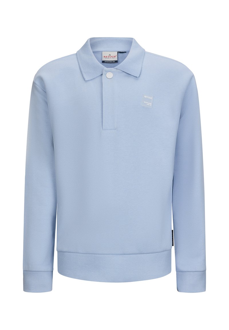 Pullover azzurro chiaro con collo a camicia, chiusura con un singolo bottone, polsini e orlo a coste, dotato di una piccola toppa con logo sul petto.