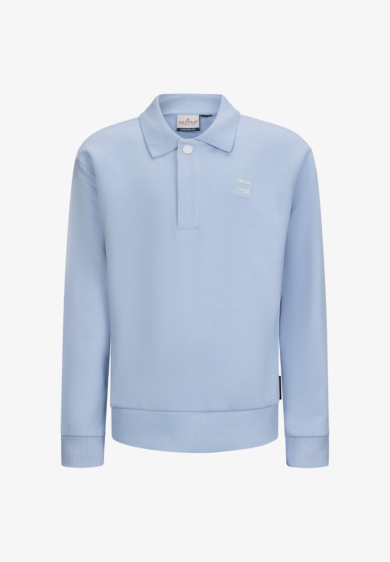 Pullover azzurro chiaro con collo a camicia, chiusura con un singolo bottone, polsini e orlo a coste, dotato di una piccola toppa con logo sul petto.