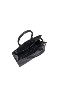 Borsa a tracolla in pelle nera con doppi manici, chiusura con zip e molteplici scomparti interni. Finitura texturizzata con dettagli in metallo dorato.