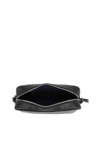 Pochette in pelle nera con chiusura a zip, esterno testurizzato e interno foderato. Notabile hardware in argento sulla cerniera.