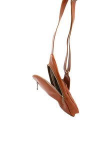 Borsa a tracolla in pelle marrone con due scomparti con zip, texture liscia, tracolla regolabile e un design elegante e moderno.