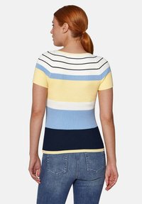 Kurzärmliges, geripptes Stricktop mit abwechselnden Streifen in Gelb, Weiß, Hellblau und Marineblau sowie einer figurnahen Silhouette.