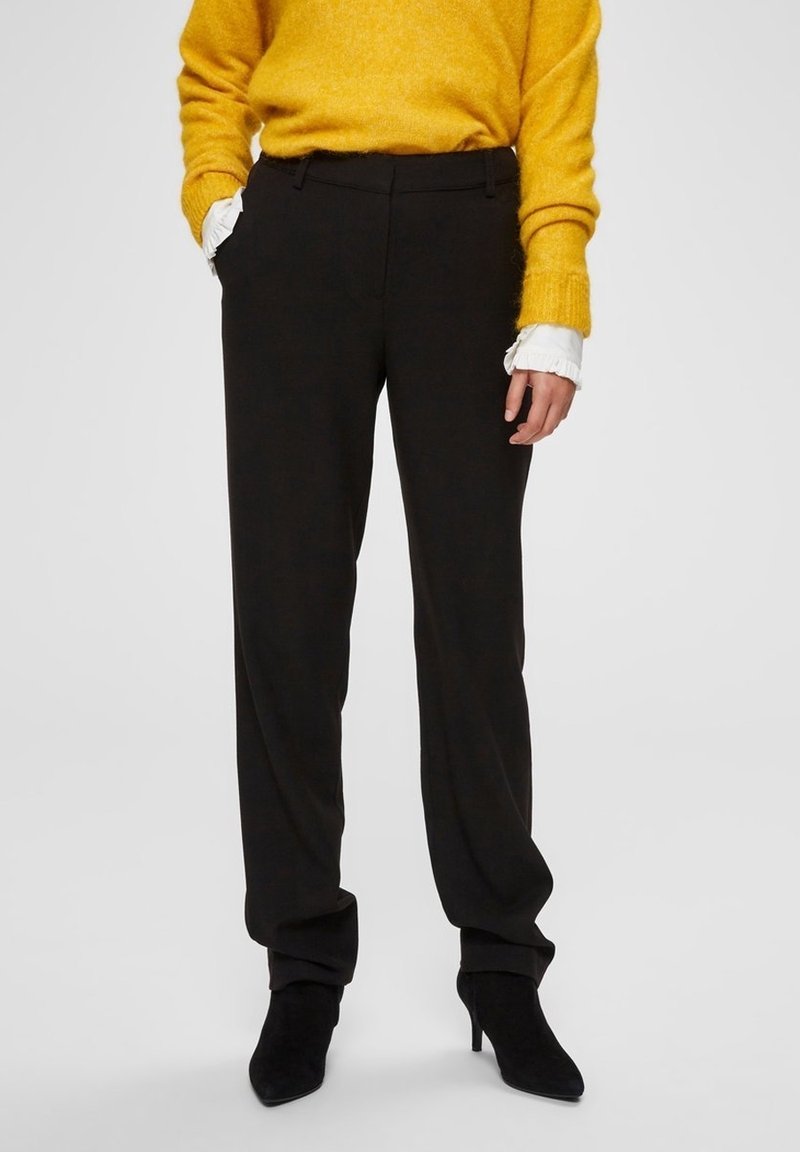 Czarne spodniuz o prostym kroju. Wykonane z gładkiego materiału, posiadają szlufki na pasek, kieszenie boczne oraz klasyczny krój.