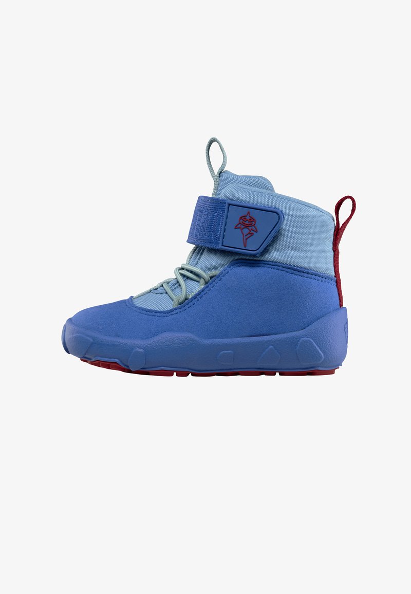 Blauwe enkellaars met een bovenwerk van textuurstof, rode hielaccent, verstelbare band en rubberen zool met een profielpatroon.