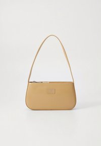 Beige suorakaiteenmuotoinen käsilaukku, jossa on lyhyt hihna ja vetoketju ylhäällä, etuosassa pieni kohokuvioitu suorakaiteen muotoinen logo.