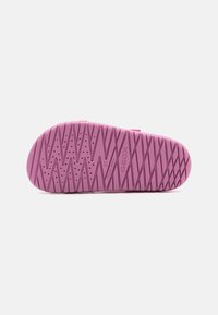 Suela de zapato de goma rosa con un patrón texturizado en zigzag y agujeros de ventilación. Presenta la marca Geox y un detalle de patente italiana.