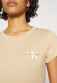 Calvin Klein Jeans MONOLOGO SLIM TEE 2 PACK - T-shirt básica - tawny sand/bright white