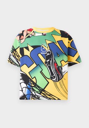 T-shirt con design di calcio colorato in stile fumetto, con un giocatore che calcia una palla, rete e grande scritta "GOAL" in blu e giallo.