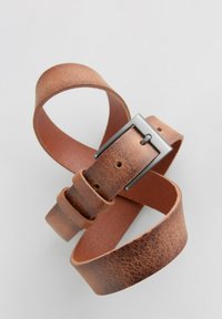 Cinturón de cuero marrón con un acabado texturizado, que presenta una hebilla rectangular negra mate y múltiples agujeros de ajuste.