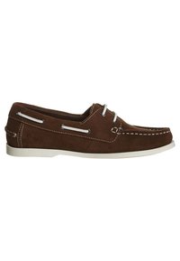Zapato de barco de ante marrón con costuras y cordones blancos. Presenta una punta redondeada y una suela de goma texturizada para mayor agarre. Diseño clásico.